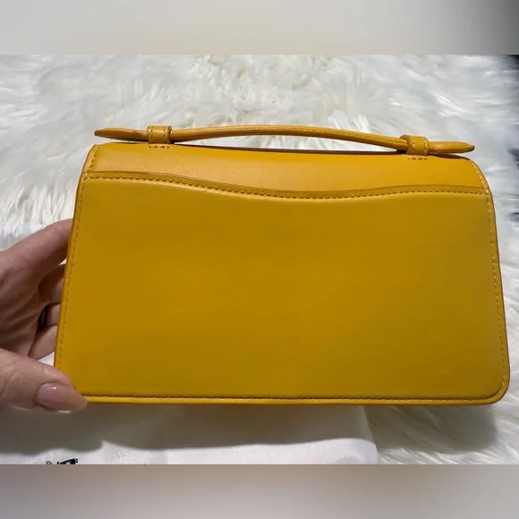 Coach Juno Crossbody Clutch Glovetanned Leather Bag in Canary Yellow
LIKE NEW - Picture 12 of 15